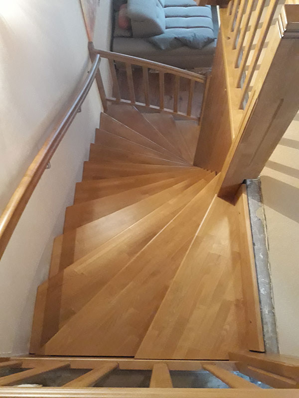 Aufgesattelte Treppe zwischen Wänden